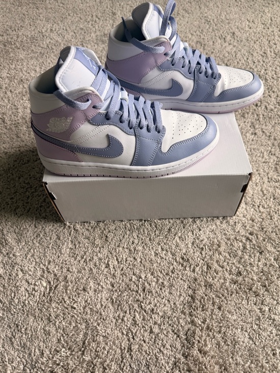 Nike Shoes - Great condition!!

Women’s Nike Air Jordan 1 Mid — Indigo Haze/Doll/White